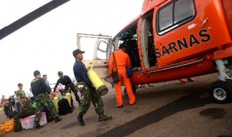 Petugas Basarnas di di Lanud Iskandar, Pangkalan Bun, Kalteng, Sabtu (10/1).