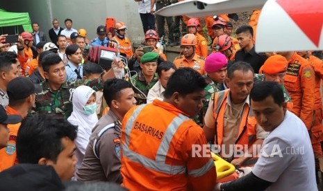 Basarnas personnels evacuate Mutmainah, 25, victim of collapsed wall near the tunnel of South Perimeter of Soekarno-Hatta International Airport, Tangerang, Banten, February 6.