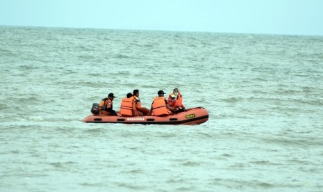 Petugas Basarnas Lampung melakukan pencarian korban pascatsunami, di pantai pesisir Desa Way Muli, Kalianda, Lampung Selatan, Lampung, Senin (24/12/2018).