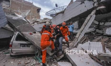 National Search and Rescue (Basarnas) team evacuate victims buried under rubble of Dunia Baru restaurant, Palu, Central Sulawesi, Sunday (Sept 30). 