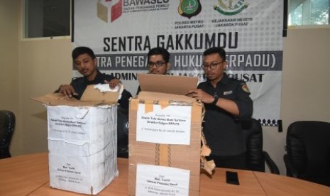 Petugas Bawaslu Jakarta Pusat menunjukkan kardus berisi ribuan form C1 Pemilu yang diamankan polisi dari sebuah mobil yang melaju di kawasan Menteng, Jakarta, di Gedung Bawaslu Jakarta Pusat, Senin (6/5/2019). Pihak Bawaslu mengatakan masih akan melakukan investigasi dan pemeriksaan terhadap temuan ribuan form C1 dari wilayah Boyolali dan sejumlah daerah lainnya tersebut. 