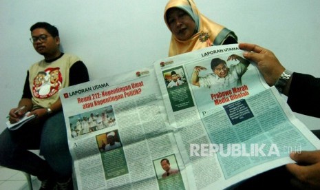 Petugas Bawaslu menunjukkan isi tabloid Indonesia Barokah di Kantor Bawaslu Kota Tegal, Jawa Tengah, Jumat (25/1/2019). 