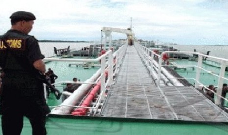 Petugas Bea Cukai di Bali berjaga di dermaga di mana sebuah kapal diamankan karena mengangkut BBM tanpa dokumen jelas.