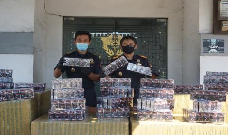 Petugas Bea Cukai Gresik Bersama dengan unit penindakan Bea Cukai Wilayah Jawa Timur I juga mengamankan 240.000 batang rokok ilegal yang dilekati pita cukai palsu.