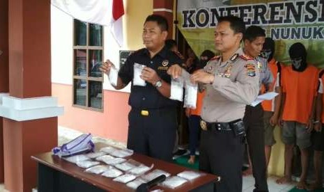 Petugas Bea Cukai Nunukan bekerja sama dengan Polres Nunukan kembali mengagalkan upaya penyelundupan Methamphetamine (sabu) seberat 2.157 gram pada hari Rabu (1/8). 