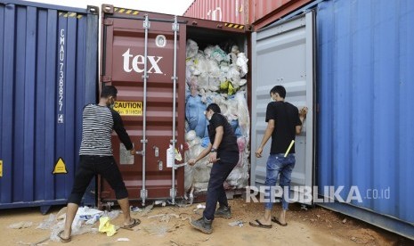 Petugas Bea dan Cukai Batam memeriksa salah satu dari 65 kontainer yang berisi sampah plastik yang diduga mengandung limbah bahan berbahaya dan beracun (B3) di Pelabuhan Batu Ampar, Batam, Kepulauan Riau, Sabtu (15/6/2019).