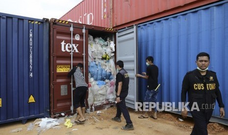 Petugas Bea dan Cukai Batam memeriksa salah satu dari 65 kontainer yang berisi sampah plastik yang diduga mengandung limbah bahan berbahaya dan beracun (B3) di Pelabuhan Batu Ampar, Batam, Kepulauan Riau, Sabtu (15/6/2019).