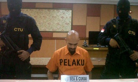  Petugas Bea dan Cukai menahan warga negara Belanda tersangka penyelundupan 205 gram kokain di Bandara Soekarno Hatta, Cengkareng, Banten, Selasa (8/5).