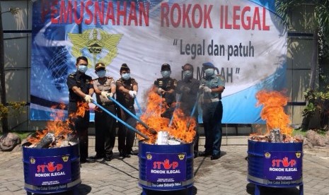 Petugas Bea dan Cukai Sidoarjo, Jawa Timur memusnahkan sebanyak 2,9 juta batang rokok ilegal.