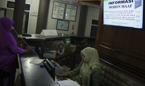 Petugas bekerja di dekat layar informasi penghentian sementara pelayanan untuk pasien Badan Penyelenggara Jaminan Sosial (BPJS) karena masalah akreditasi di Rumah Sakit Umum Islam (RSUI) Kustati Solo, Jawa Tengah, Jumat (4/1/19). 