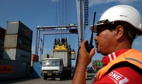 Petugas Belawan International Container Terminal (BICT) mengawasi proses pemindahan kontainer yang sudah memiliki Surat Pengeluaran Petikemas (SP2) dan telah melewati masa inap 1x24 jam, untuk dipindahkan ke lokasi Buffer Zone diluar Terminal Peti Kemas, d