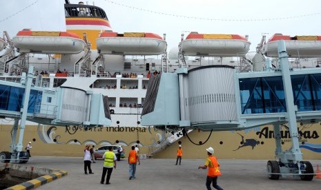 Petugas berada di dekat garbarata yang baru dioperasikan pada proses keberangkatan KM Kelud, di Pelabuhan Belawan, Sumatera Utara, Selasa (19/1). 