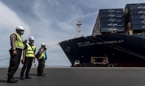 Petugas berada di dekat kapal petikemas CMA CGM Alexander Von Humboldt yang bersandar di Jakarta International Container Terminal (JICT), Jakarta, Senin (31/10/2022). CMA CGM Group dan PT Pelabuhan Indonesia (Persero) atau Pelindo menerima kunjungan pedana kapal petikemas CMA CGM Alexander Von Humboldt yang merupakan kapal petikemas terbesar berkapasitas 16.000 TEU.