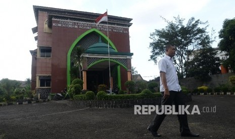 Petugas berada di depan kantor Badan Penyelenggara Jaminan Produk Halal (BPJPH) yang bertempat di Gedung Laboratorium Halal, Pondok Gede, Jakarta Timur, Selasa (25/4). 