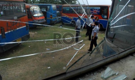   Petugas berada diantara puluhan metromini dengan kondisi tidak layak jalan terparkir di Terminal mobil barang Pulo Gebang , Jakarta Timur, Kamis (30/8). (Republika/Rakhmawaty La'lang)