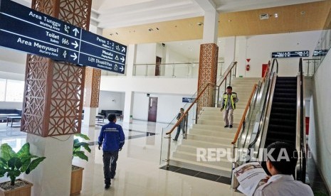 Petugas beraktivitas di area proyek pembangunan Stasiun Kereta Bandara Adi Soemarmo, Boyolali, Jawa Tengah, Ahad (3/11/2019).Pemerintah saat ini sudah memberikan insentif penerbangan yang diharapkan dapat mengisi kekosongan pariwisata. 