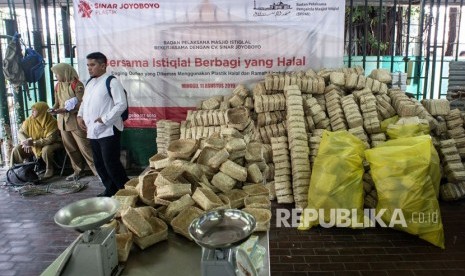 Petugas beraktivitas di dekat wadah besek bambu yang akan digunakan sebagai tempat daging kurban, di Masjid Istiqlal, Jakarta, Ahad (11/8/2019).