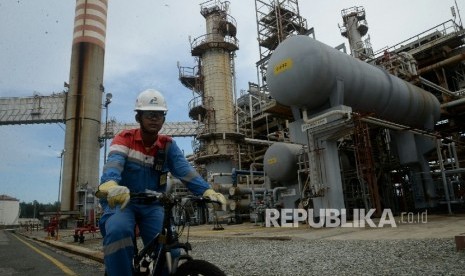 Petugas beraktivitas di kilang Pertamina Refinery Unit (RU) V Balikpapan, Kalimantan Timur, Kamis (14/4). (Republika/Prayogi)