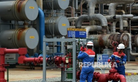 Petugas beraktivitas di kilang Pertamina Refinery Unit (RU) V Balikpapan, Kalimantan Timur, Kamis (14/4). (Republika/Prayogi)