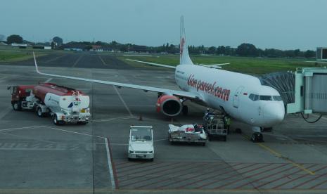 Petugas beraktivitas mempersiapkan penerbangan pesawat komersial di Bandara Adi Soemarmo, Boyolali, Jawa Tengah, Kamis (21/7/2022). Bandara Adi Soemarmo Surakarta akan digunakan untuk parkir dua pesawat pendamping dari Uni Emirat Arab.