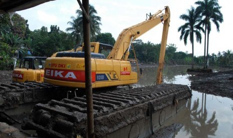 Petugas beraktivitas menggunakan alat berat di proyek penataan Waduk Brigif, Ciganjur, Jakarta Selatan, Selatan (29/4).