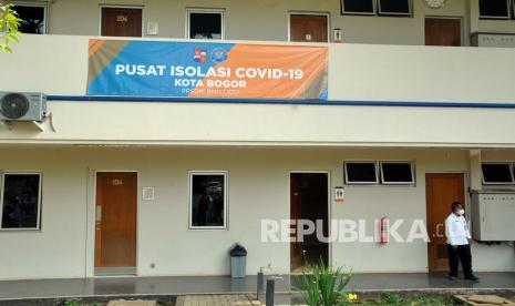 Petugas berdiri depan kamar Pusat Isolasi Penanganan dan Perawatan Pasien COVID-19 asal Kota Bogor di Pusat Pengembangan Sumber Daya Manusia (PPSDM) Badan Narkotika Nasional (BNN), Lido, Kabupaten Bogor, Jawa Barat, Senin (7/9/2020). Pemerintah Kota Bogor bekerja sama dengan PPSDM BNN melakukan sinergi penanganan dan perawatan pasien COVID-19 tanpa gejala atau gejala ringan dengan menyediakan fasilitas sebanyak 22 kamar dan 122 tempat tidur sebagai antisipasi meningkatnya jumlah pasien terkonfirmasi positif COVID-19 di wilayah zona merah Kota Bogor. 