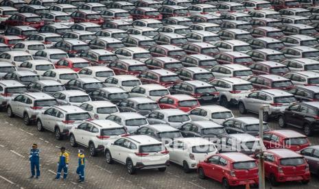 Petugas berdiri di dekat deretan mobil baru yang terparkir di PT Indonesia Terminal Kendaraan atau IPC Car Terminal, Cilincing, Jakarta, Kamis (11/2). Kementerian Perindustrian (Kemenperin) menyatakan industri otomotif merupakan salah satu sektor andalan yang berkontribusi cukup besar terhadap perekonomian nasional.