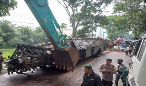 Petugas berhasil mengevakuasi bus pariwisata yang mengalami kecelakaan di Jalan Raya Rajapolah, Kecamatan Rajapolah, Kabupaten Tasikmalaya, Sabtu (25/6/2022). Kondisi bus itu dalam keadaan rusak berat.