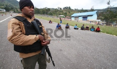 Petugas berjaga di area bekas terjadinya kerusuhan di Tolikara, Papua, Rabu (23/9).ANTARA FOTO/Rivan Awal Lingga