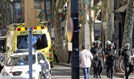 Petugas berjaga di area pejalan kaki di La Ramblas, pusat kota Barcelona, Spanyol, Jumat (17/8) waktu setempat. Sebuah van menabrak ke kerumunan di Plaza Katalunya, La Rambla, sehingga menyebabkan sejumlah orang cedera.