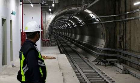 Petugas berjaga di area Stasiun Mass Rapid Transit (MRT) Dukuh Atas, di Jakarta, Kamis (27/9). 