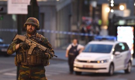 Petugas berjaga di depan Central Station di Brussels, Belgia, setelah sebuah ledakan terjadi, Rabu (21/6).