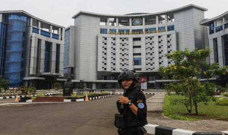 Petugas berjaga di depan gedung Kantor Badan Siber dan Sandi Negara, Sawangan, Depok, Jawa Barat, Selasa (13/9/2022). Badan Siber dan Sandi Negara (BSSN) mengatakan aksi pembocoran data oleh hacker atas nama Bjorka masih terbilang berintensitas rendah dan BSSN tergabung dalam tim khusus yang dibuat pemerintah untuk menghadapi masalah kebocoran data di Indonesia.