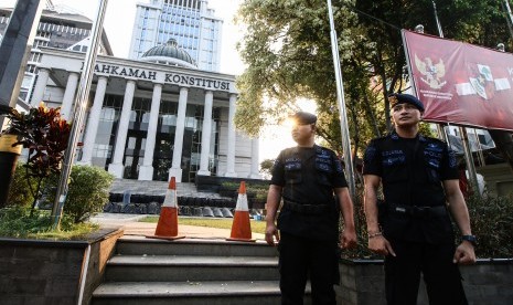 Petugas berjaga di depan Gedung Mahkamah Konstitusi, Jakarta, Selasa (11/6/2019). 