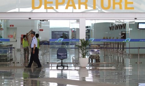  Petugas berjaga di depan pintu keberangkatan ketika penutupan sementara Bandara Internasional Ngurah Rai, Denpasar, Bali, Selasa (8/10).  (Antara/M Agung Rajasa)