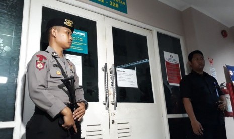 Petugas berjaga di depan pintu ruang perawatan Setya Novanto di RS Medika Permata Hijau, Jaksel, Kamis (16/11).