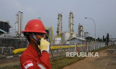 Petugas berjaga di Pertamina EP Asset 3 Subang Field di Subang, Jawa Barat, Jumat (7/4).