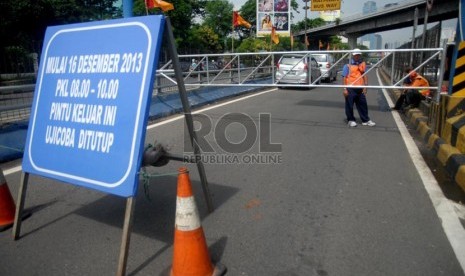 Petugas berjaga di pintu keluar tol Tegal Parang, Pancoran, Jakarta Selatan, Senin (16/12). ( Republika/Rakhmawaty La'lang)