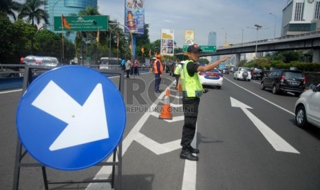 Petugas berjaga di pintu keluar tol Tegal Parang, Pancoran, Jakarta Selatan, Senin (16/12). ( Republika/Rakhmawaty La'lang)