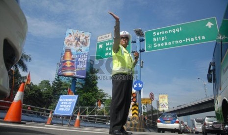 Petugas berjaga di pintu keluar tol Tegal Parang, Pancoran, Jakarta Selatan, Senin (16/12). ( Republika/Rakhmawaty La'lang)