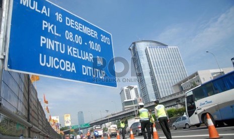 Petugas berjaga di pintu keluar tol Tegal Parang, Pancoran, Jakarta Selatan, Senin (16/12). ( Republika/Rakhmawaty La'lang)