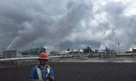 Petugas berjaga di PLTP Lahendong unit 5 dan 6, Tomohon, Sulawesi Utara, Sabtu (26/11).