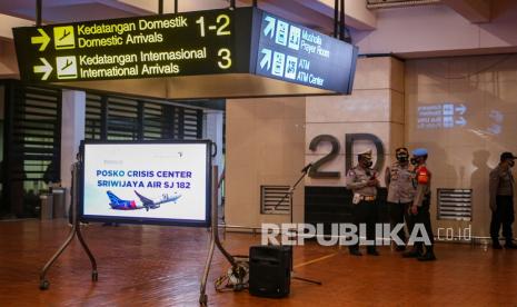 Petugas berjaga di Posko Crisis Center Sriwijaya Air SJ 182 di Terminal 2D Bandara Soekarno-Hatta, Tangerang, Banten, Sabtu (9/1/2021). Posko tersebut didirikan untuk memberikan informasi bagi keluarga korban pesawat Sriwijaya Air SJ 182 rute Jakarta-Pontianak yang hingga kini masih hilang kontak.