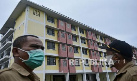 Petugas berjaga di sekitar kawasan Rumah Susun Sederhana Sewa (Rusanawa) Gandasari, Cilawu, Kabupaten Garut, Jawa Barat, Senin (16/11/2020). Pemerintah Kabupaten Garut menyiapkan rumah susun sederhana sewa berkapasitas 99 kamar sebagai tempat isolasi jika terjadi peningkatan kasus positif COVID-19 dan disertai penunjang pelayanan dari tenaga kesehatan selama isolasi.