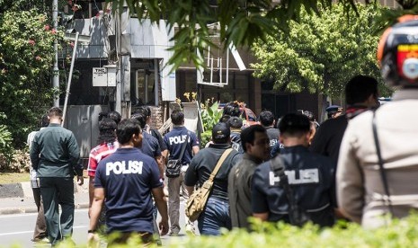 Aparat kepolisia berjaga di sekitar pos polisi perempatan Jalan MH Thamrin, Jakarta Pusat, usai insiden peledakan bom, Kamis (14/1).