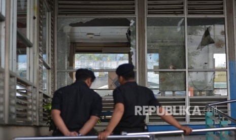  Petugas berjaga di sekitar Tempat Kejadian Perkara (TKP) dugaan bom bunuh diri di Terminal Kampung Melayu, Jakarta Timur, Rabu (25/5). 