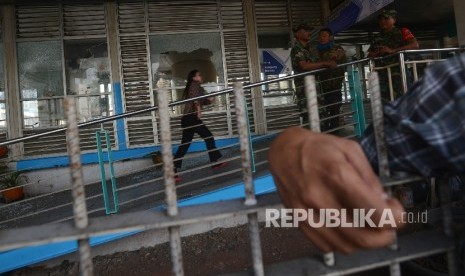  Petugas berjaga di sekitar Tempat Kejadian Perkara (TKP) dugaan bom bunuh diri di Terminal Kampung Melayu, Jakarta Timur, Rabu (25/5). 