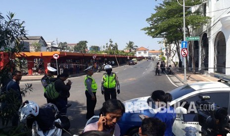 Petugas berjaga di sekitaran Polrestabes Surabaya