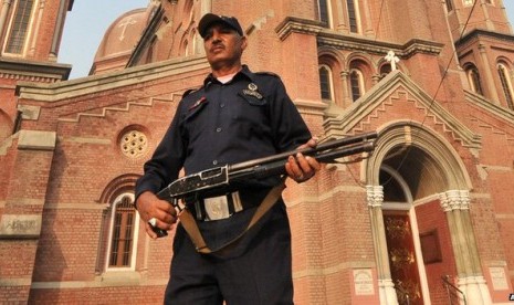 Larangan Tempat Ibadah Non-Muslim di Pakistan Dilonggarkan. Foto: Petugas menjaga sebuah gereja di Pakistan (Ilustrasi).