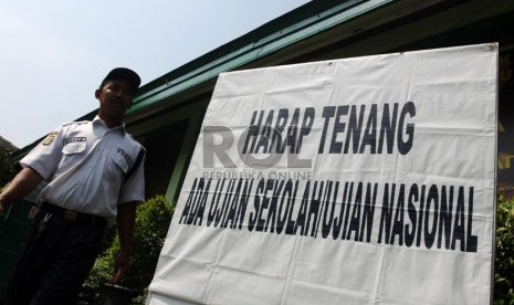 Petugas berjaga saat berlangsungnya Ujian Nasional di Sekolah Dasar Menteng 01, Jakarta, Senin (6/5).  (Republika/ Yasin Habibi)